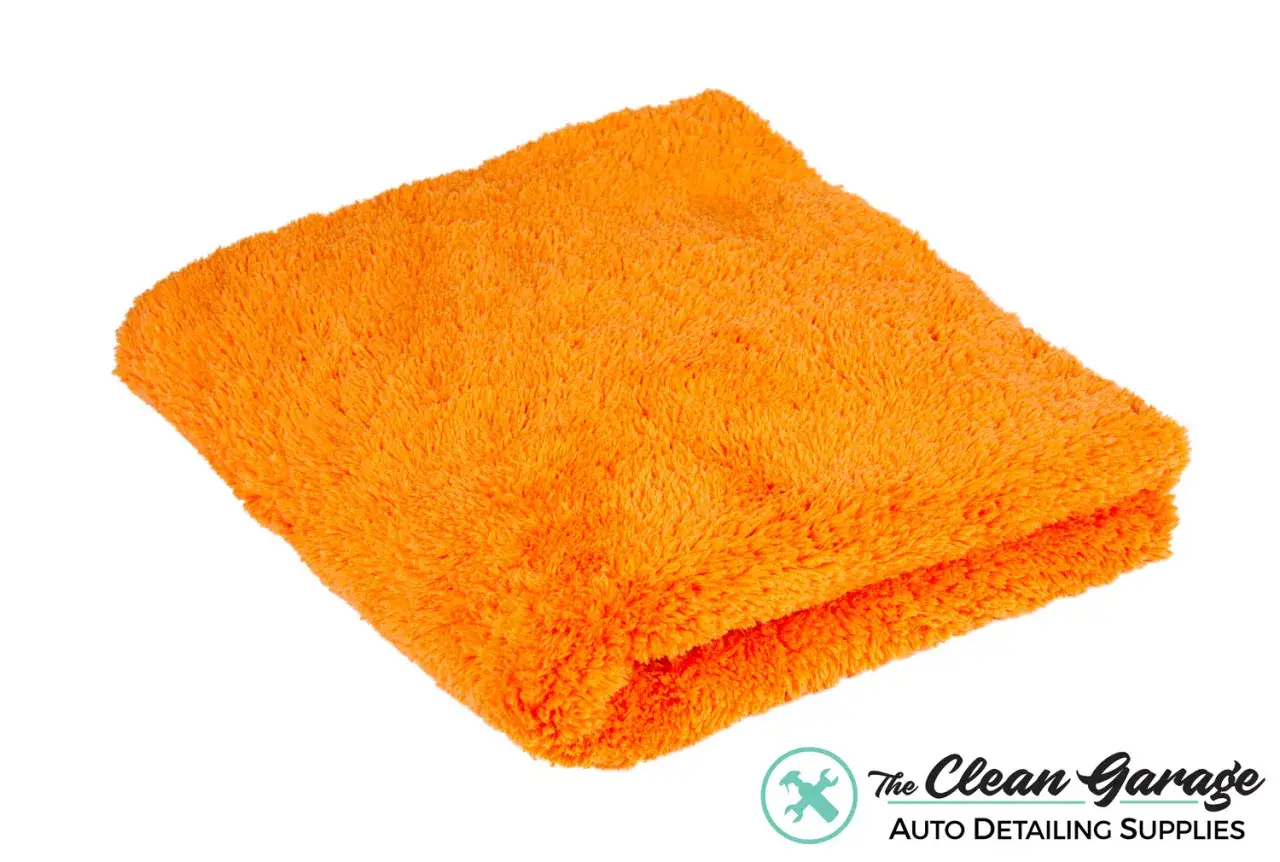 En mjuk, orange mikrofiberduk för polering av bilvax. Perfekt för att få glans på din bil.