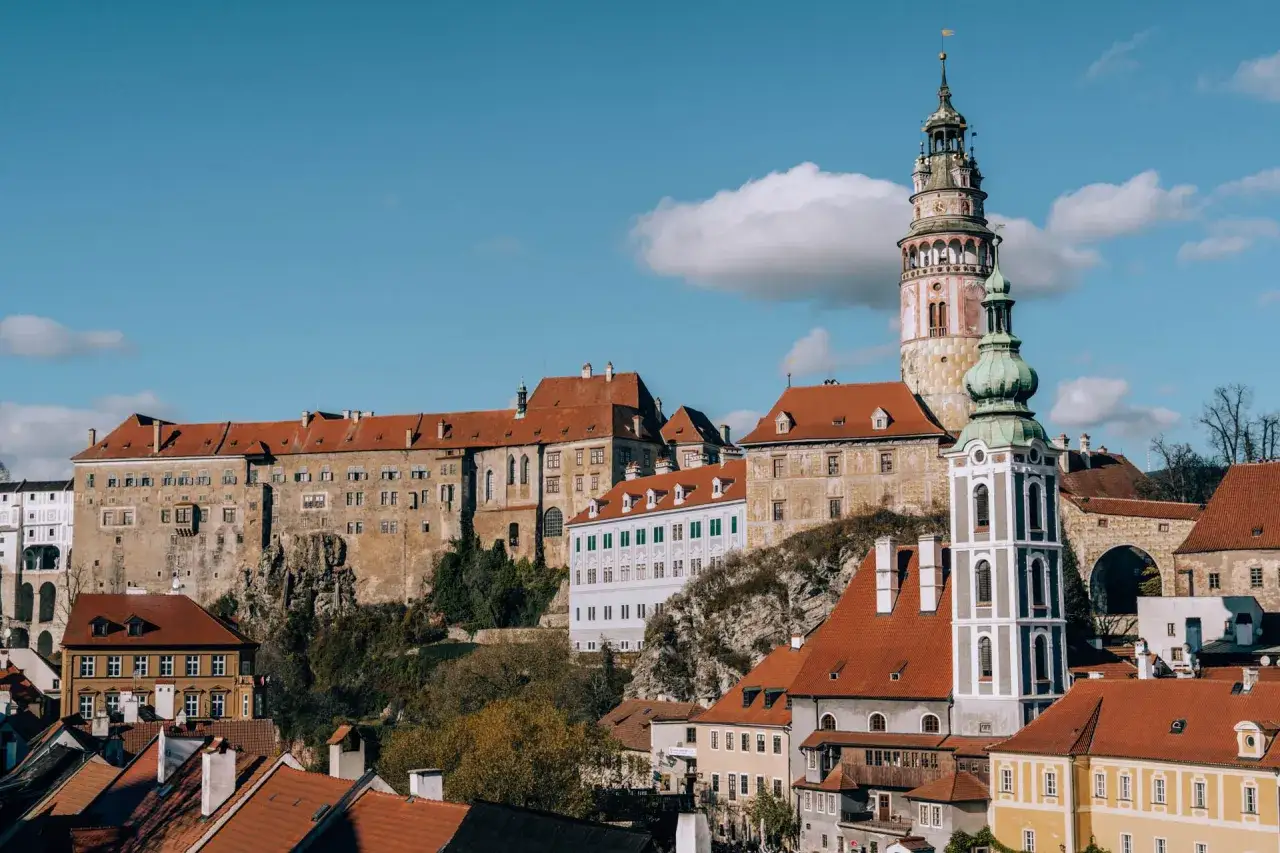 Malowniczy widok na zamek i miasteczko w Czechach, gdzie historia bohemii ożywa wśród czerwonych dachów i wież.