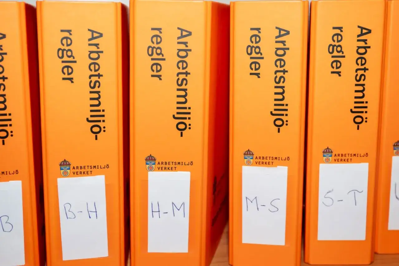 Sju orange p&auml;rmar med texten 