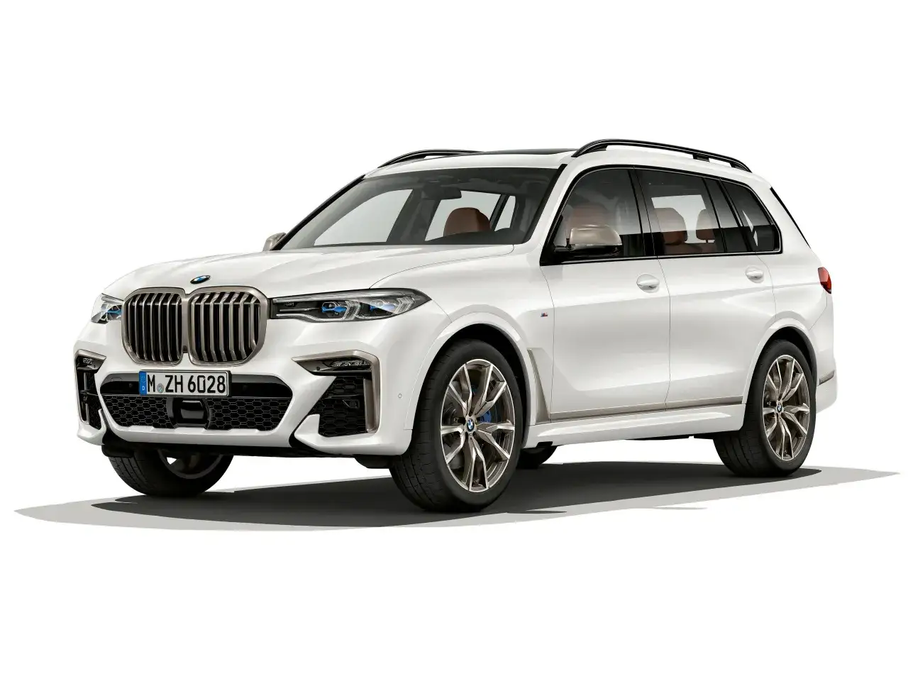 Białe BMW X8 z brązowym wnętrzem, stylowe felgi i chromowane detale. Sprawdź aktualną bmw x8 cena.