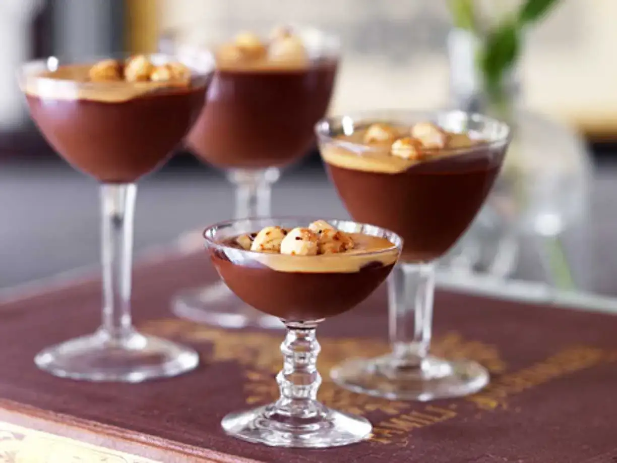 Chokladmousse i glas med karamell och nötter. Ett lyxigt bakverk med rom som passar perfekt till kaffet.