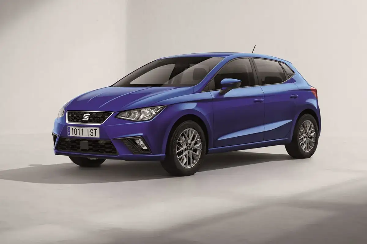 Azul Seat Ibiza con llantas plateadas. La presi&oacute;n de las ruedas es clave para un viaje seguro.