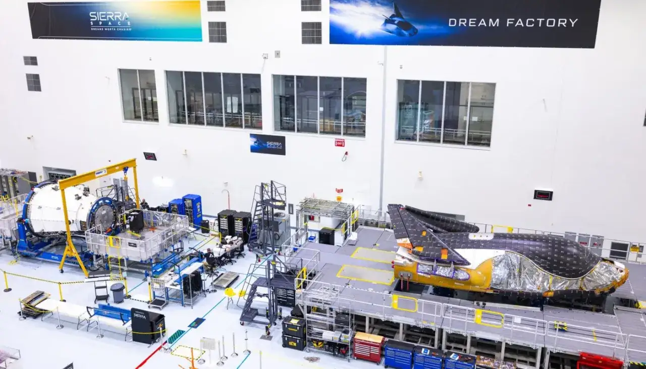 W fabryce marzeń, gdzie buduje się przyszłość, zesp&oacute;ł dream chaser pracuje nad statkiem kosmicznym.