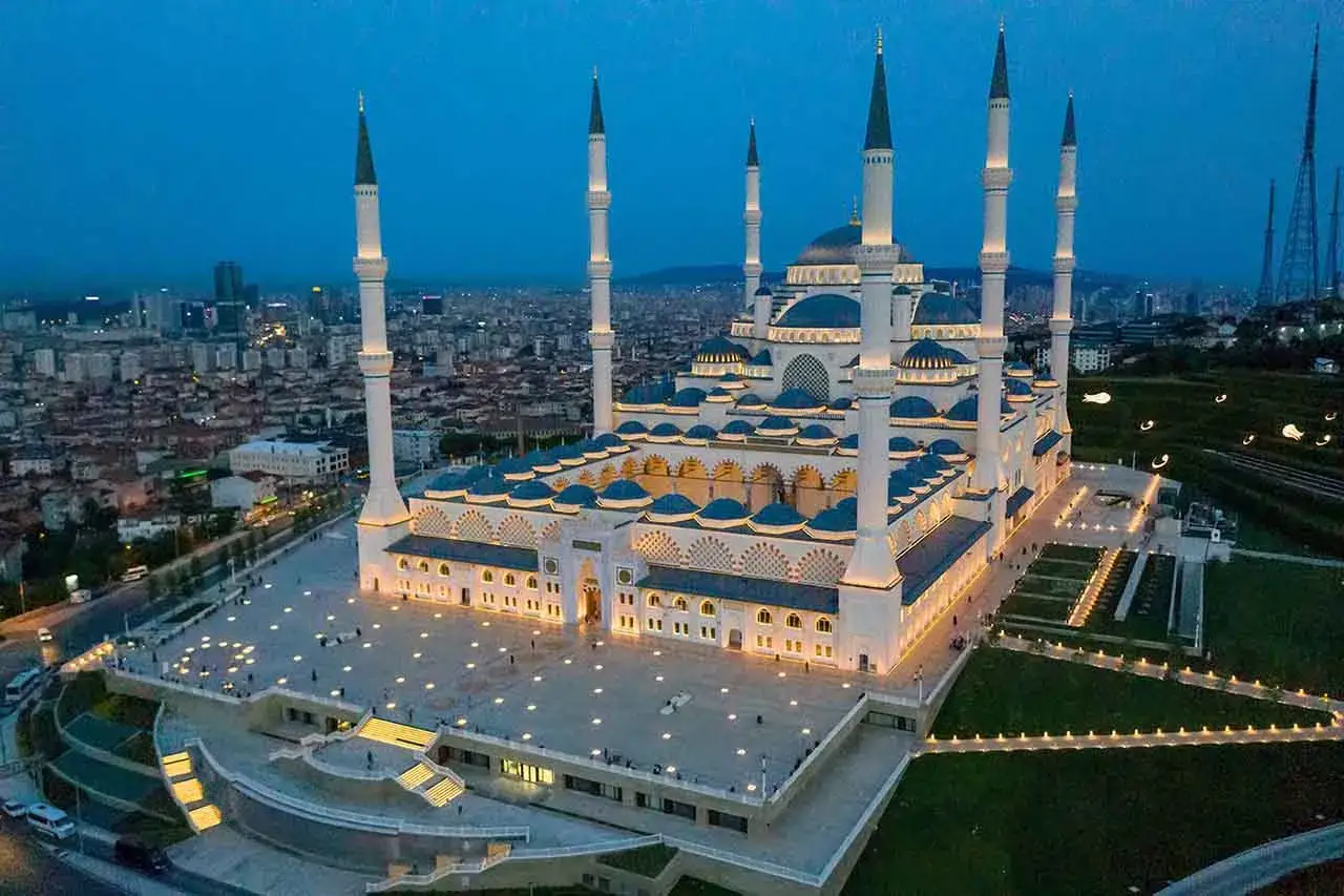 Największy meczet w Stambule, &Ccedil;amlıca, lśni nocą. Jego sześć minaret&oacute;w i liczne kopuły wznoszą się nad miastem.