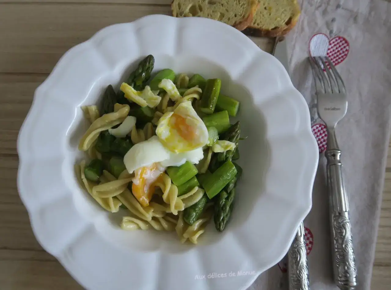 Pâtes aux asperges et œuf poché, un plat printanier savoureux.