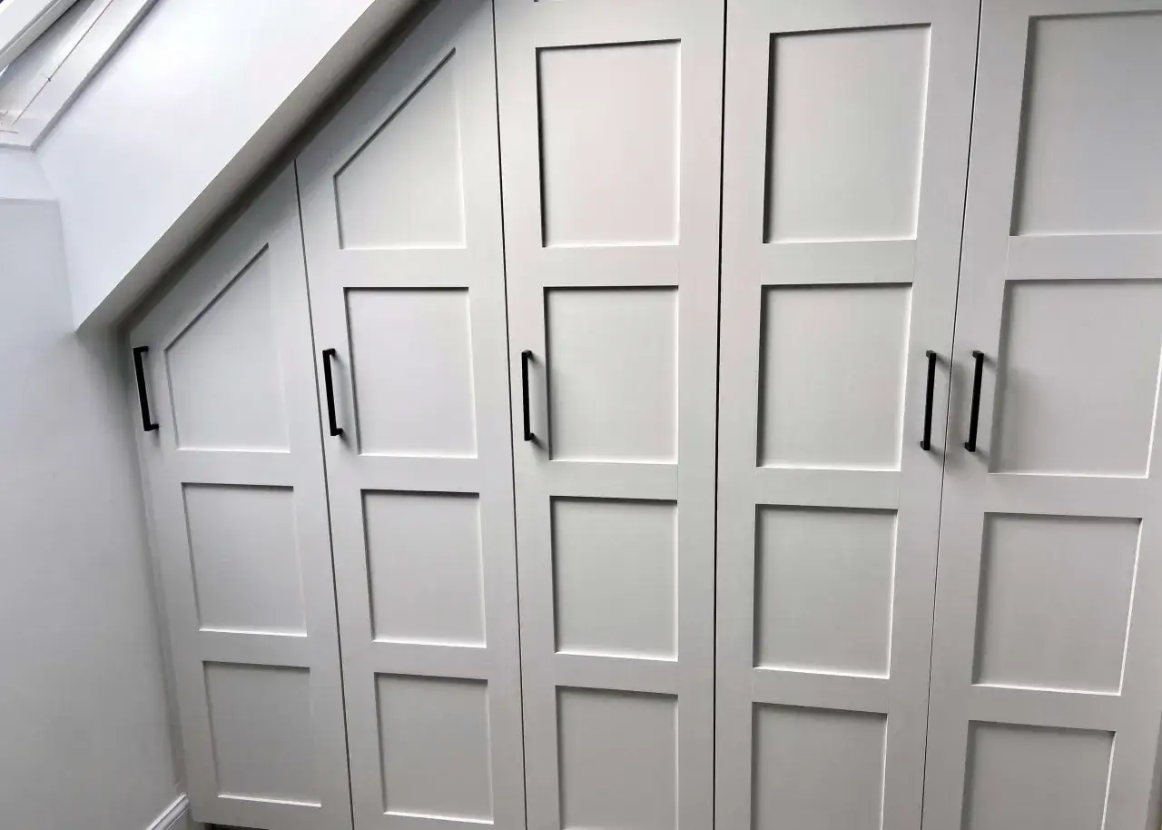 Armario empotrado reci&eacute;n pintado, con puertas paneladas y tiradores negros. Perfecto para pintar armario empotrado y darle un nuevo look.