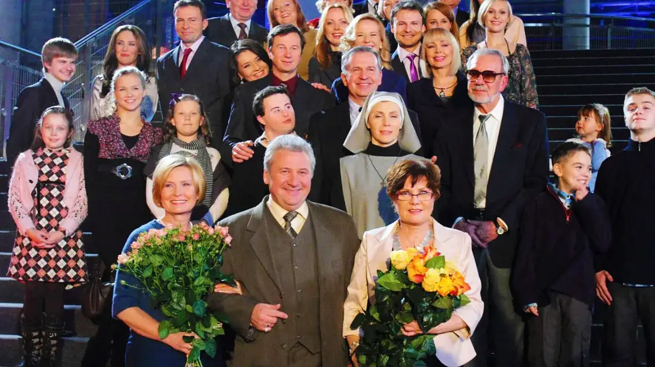 Wszyscy aktorzy grający w klanie, w tym dzieci, młodzież i starsi, pozują do wspólnego zdjęcia.