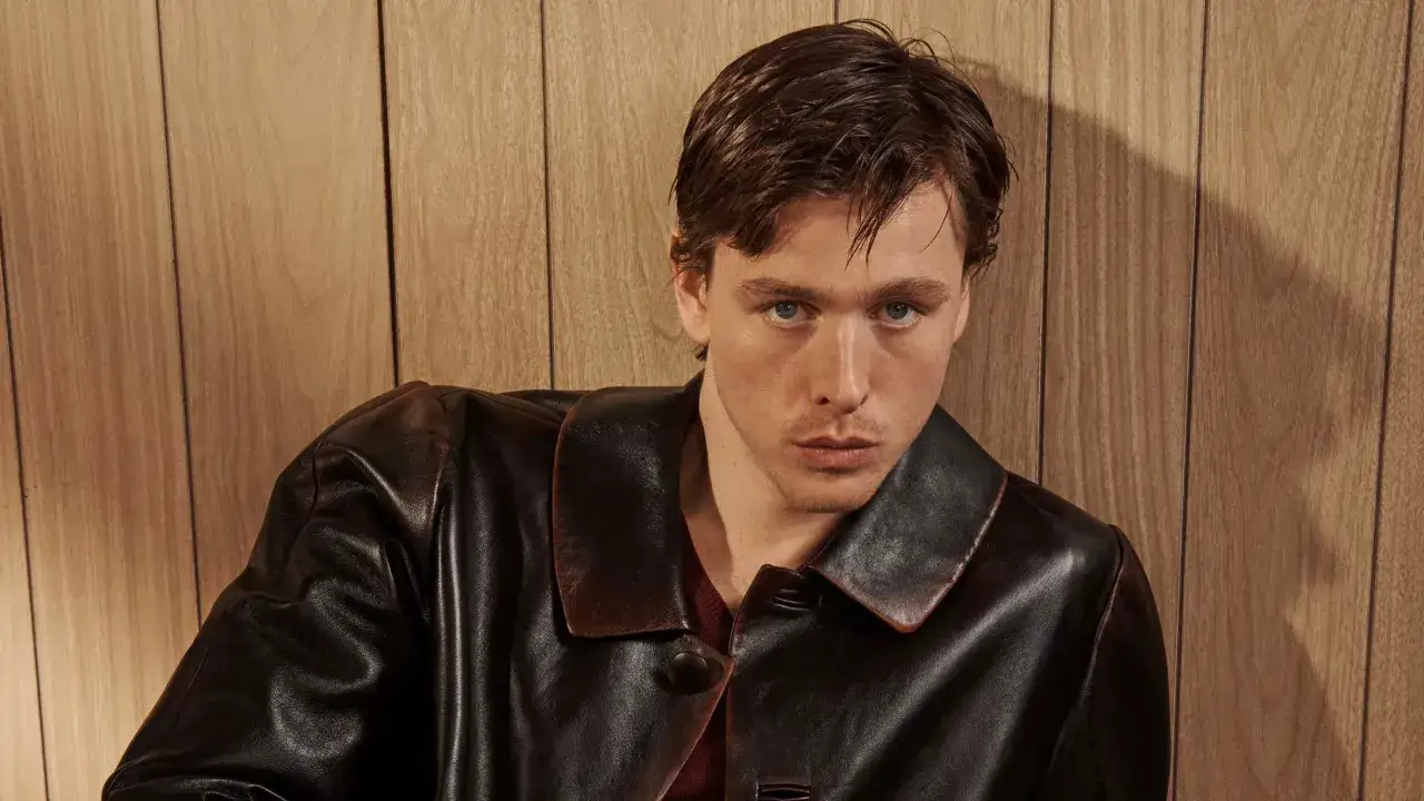 Harris Dickinson in einer Lederjacke, bereit f&uuml;r neue Filme.