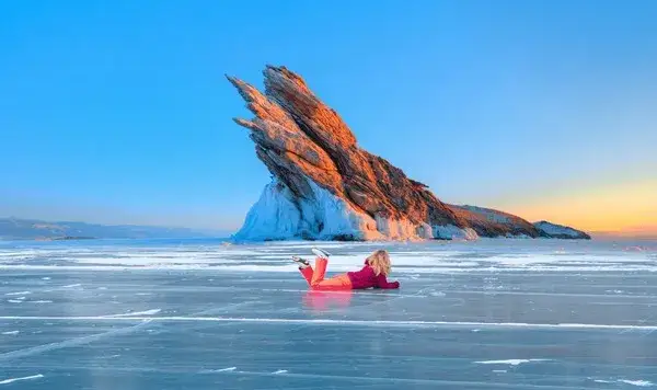 Baikalsee im Winter mit Eis und Bergen