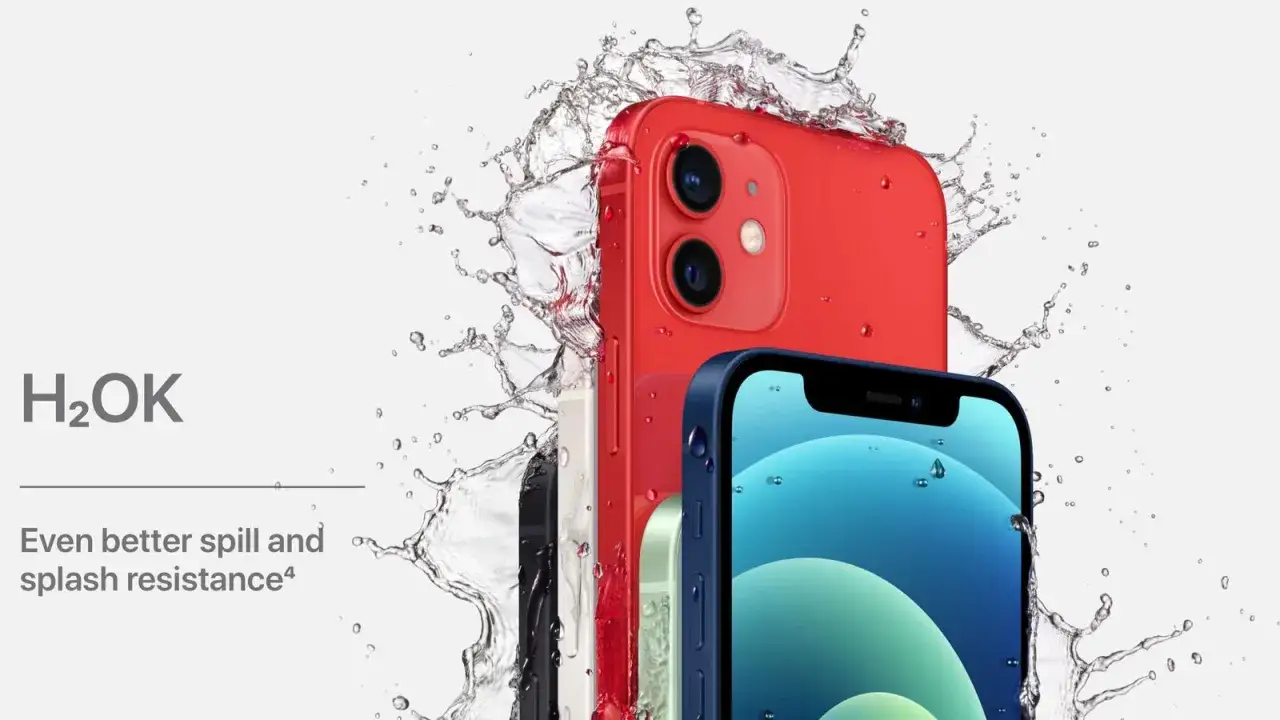 L'iPhone 12 peut aller dans l'eau. Des éclaboussures d'eau entourent plusieurs iPhones de couleurs vives, dont un rouge et un bleu, soulignant leur résistance aux liquides.