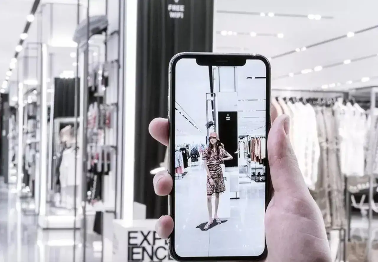 Aplikacja Zara pokazuje wirtualną modelkę w sklepie.