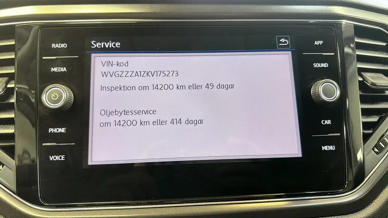 Volkswagen serviceintervall visar inspektion om 14200 km eller 49 dagar, samt oljebyteservice om 14200 km eller 414 dagar.