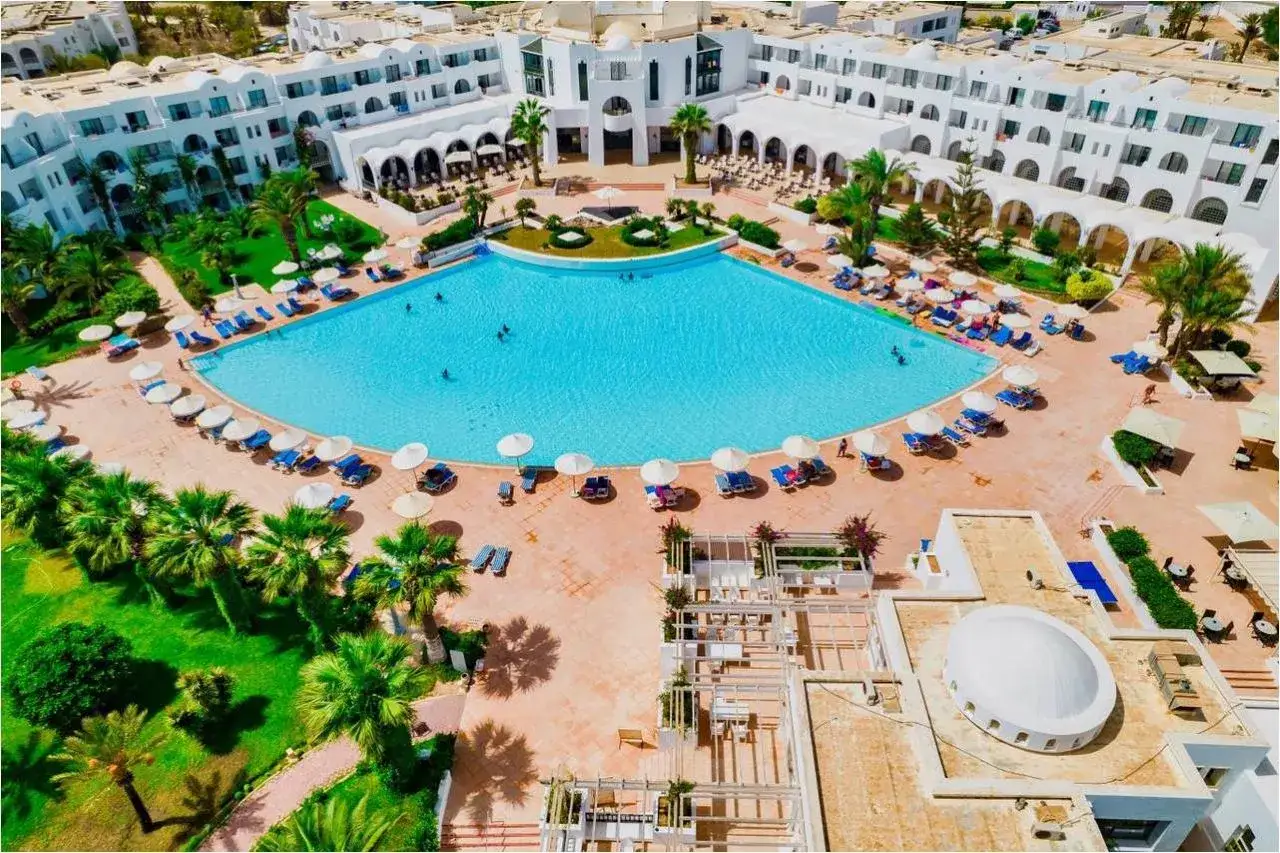 Hotel Palm Azur Djerba: rozległy basen, palmy i białe budynki tworzą wakacyjny raj.