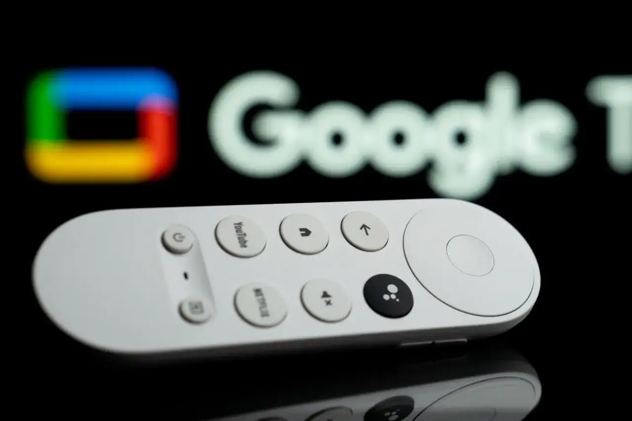 Pilot do Google TV z przyciskiem YouTube. Dowiedz się, jak zaktualizować Chromecast, aby cieszyć się nowymi funkcjami.