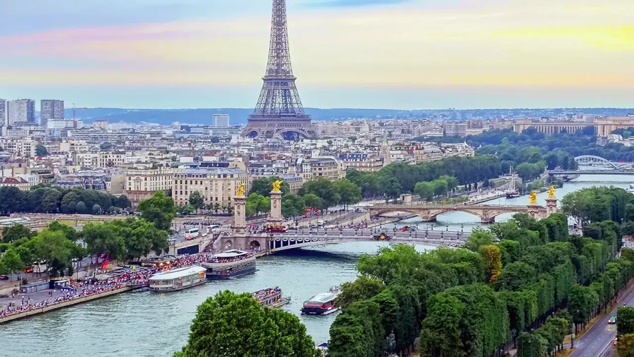 Vista panorámica de París con la Torre Eiffel, el río Sena y puentes. Ideal para saber qué ver en París en 3 días.