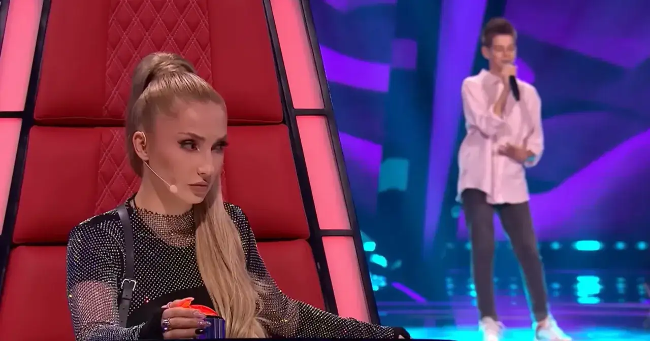 Cleo siedzi w fotelu, słuchając młodego wokalisty. Czy Cleo ma dzieci? Na razie skupia się na karierze.