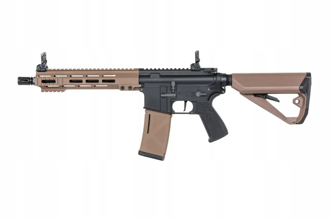 Karabin ASG w kolorze piaskowym i czarnym, idealny do taktycznych gier CQB. Co to jest CQB? To walka na bliski dystans.