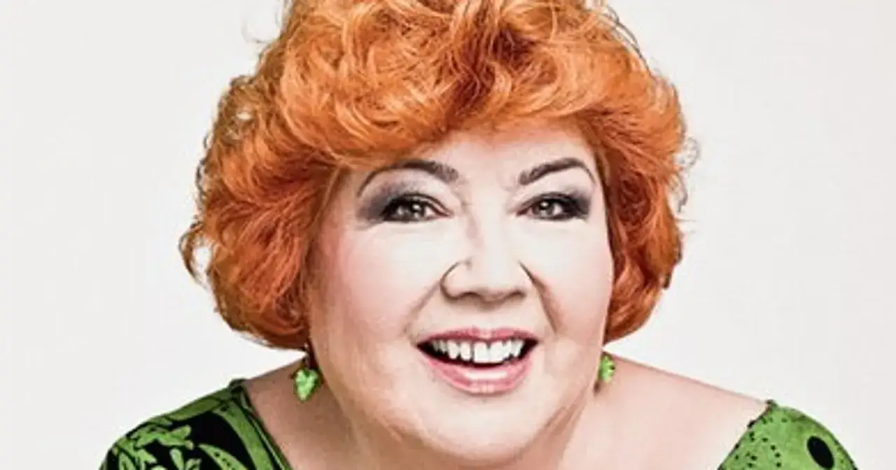 Uśmiechnięta Katarzyna Miller, znana z odważnych wypowiedzi, w zielonej sukience. Czy jej mąż też tak się cieszy?