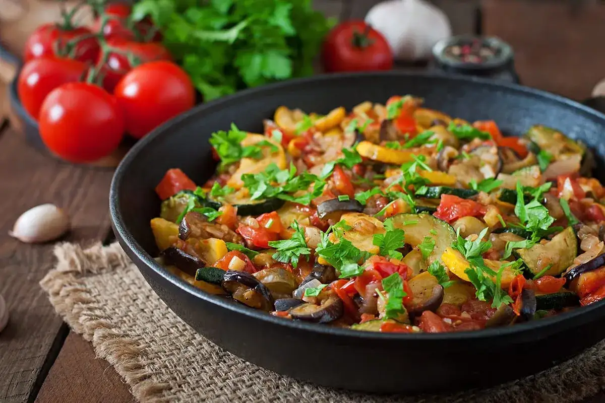 Ratatouille color&eacute; et savoureux, pr&ecirc;t &agrave; &ecirc;tre d&eacute;gust&eacute;. Parfait pour une recette Cookeo facile et rapide.