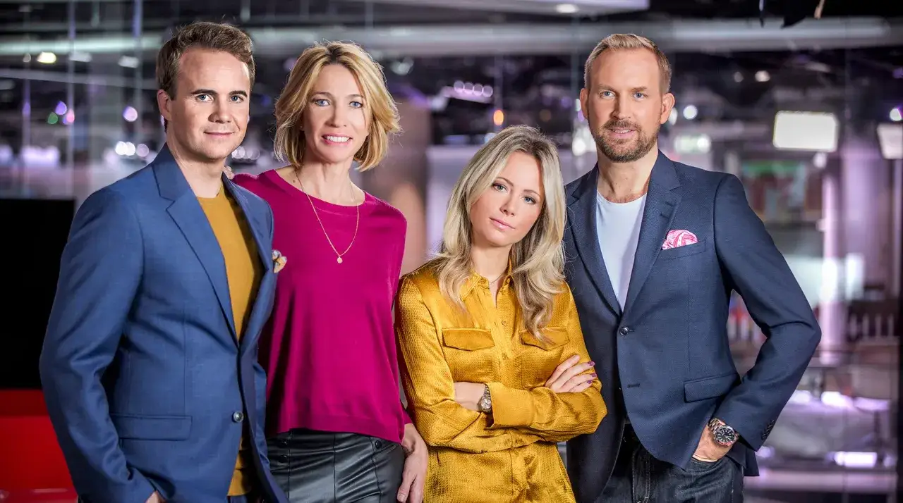 Tv&aring; manliga programledare SVT och tv&aring; kvinnliga programledare poserar tillsammans i en studio.