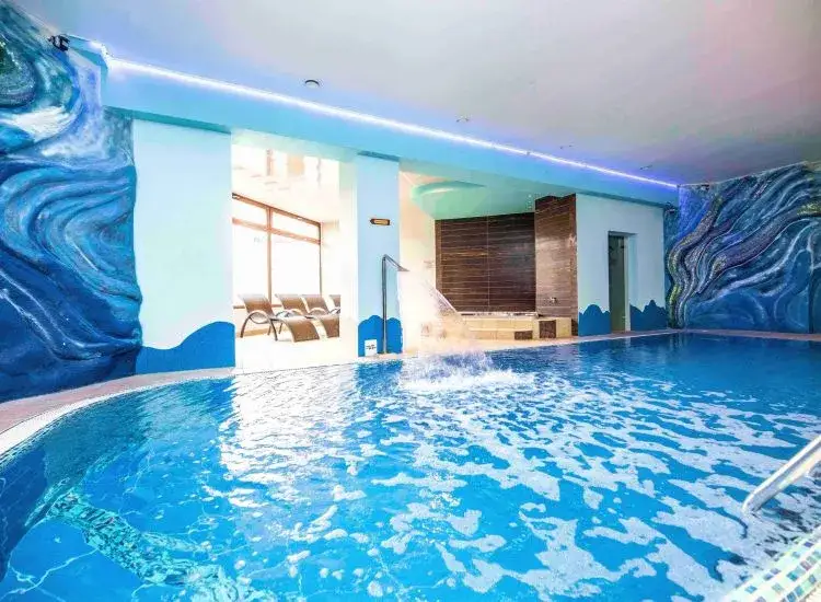 Strefa SPA Karpacz basen widok na g&oacute;ry