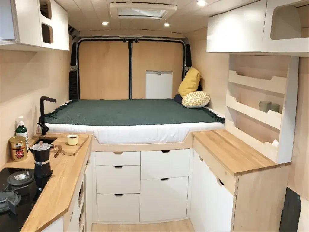 wnętrze kampera DIY meble drewniane