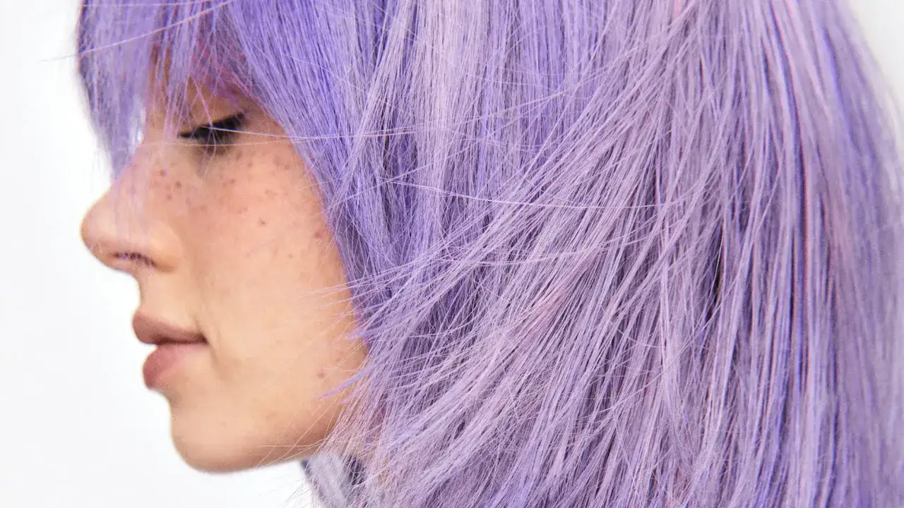 Profilbild p&aring; en person med lila h&aring;r. Undrar du hur man f&aring;r bort silverschampo fr&aring;n h&aring;ret?