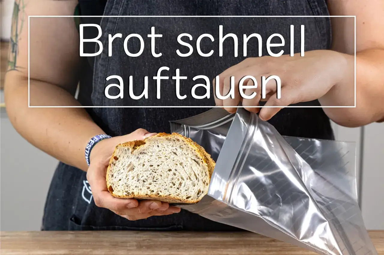 Ein Stück Brot wird in einen Gefrierbeutel gelegt, um es aufzutauen.
