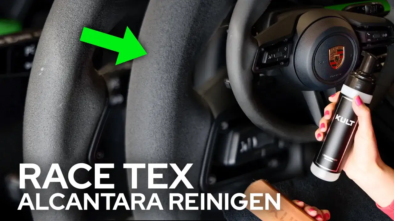 Reinigung von Race-Tex und Alcantara Lenkrädern mit KULT Reiniger. Ein grüner Pfeil zeigt auf das Lenkrad.