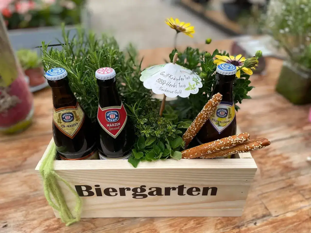 Holzkiste mit Bierflaschen, Kr&auml;utern und Brezeln. Perfekt f&uuml;r lustige Bier Geschenke selber machen!
