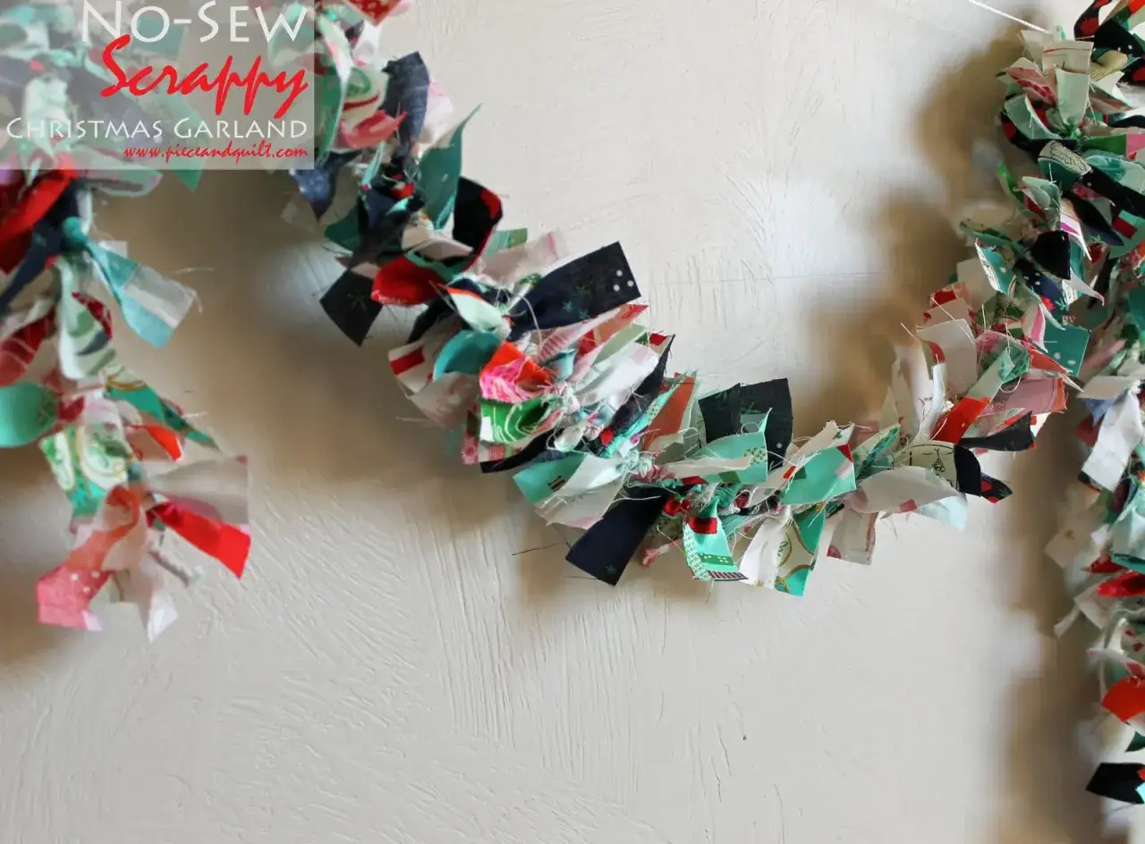 Guirlande festive &agrave; fabriquer soi-m&ecirc;me, compos&eacute;e de bandes de tissu color&eacute;es nou&eacute;es. Parfait pour une d&eacute;coration de No&euml;l unique et z&eacute;ro d&eacute;chet.