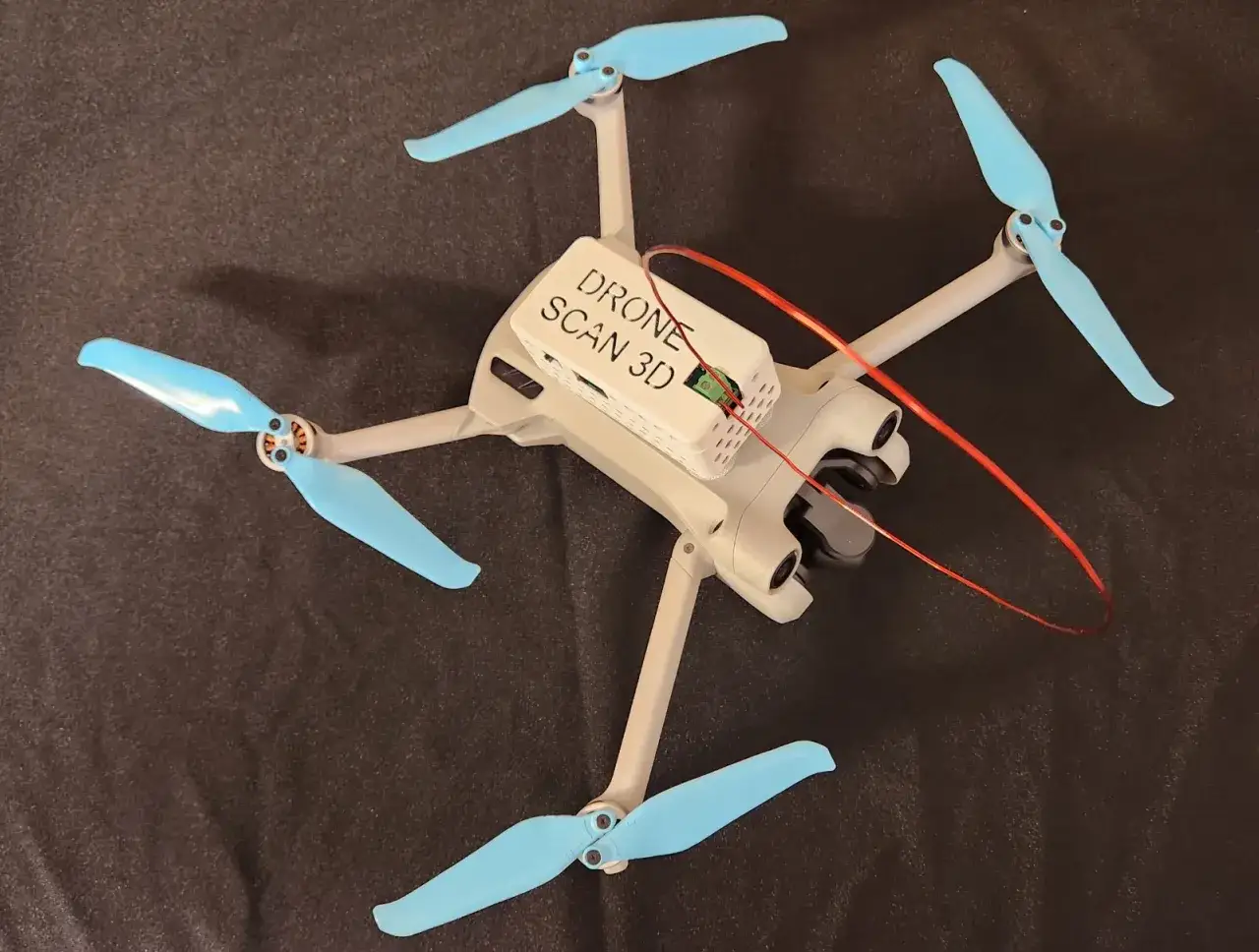Dron z naklejką
