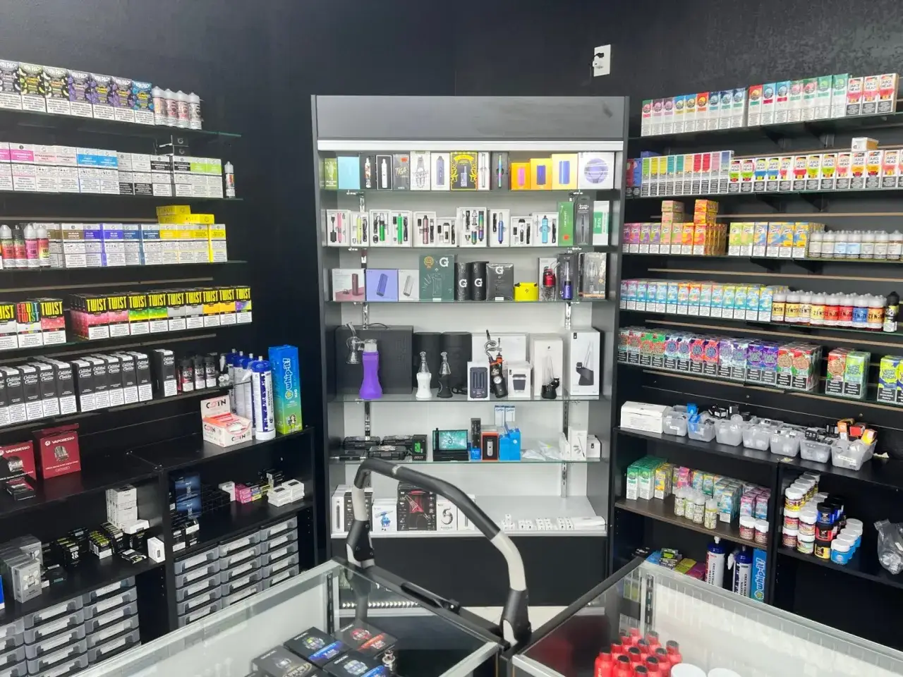 Estanterías repletas de recambios de vaper, líquidos y accesorios.