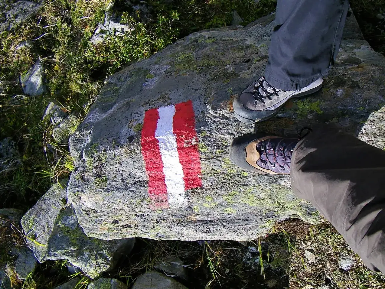 Przyczyny bólów stóp po marszu drogą jubileuszową na Śnieżkę: nierówny teren, kamienie, zmęczenie.