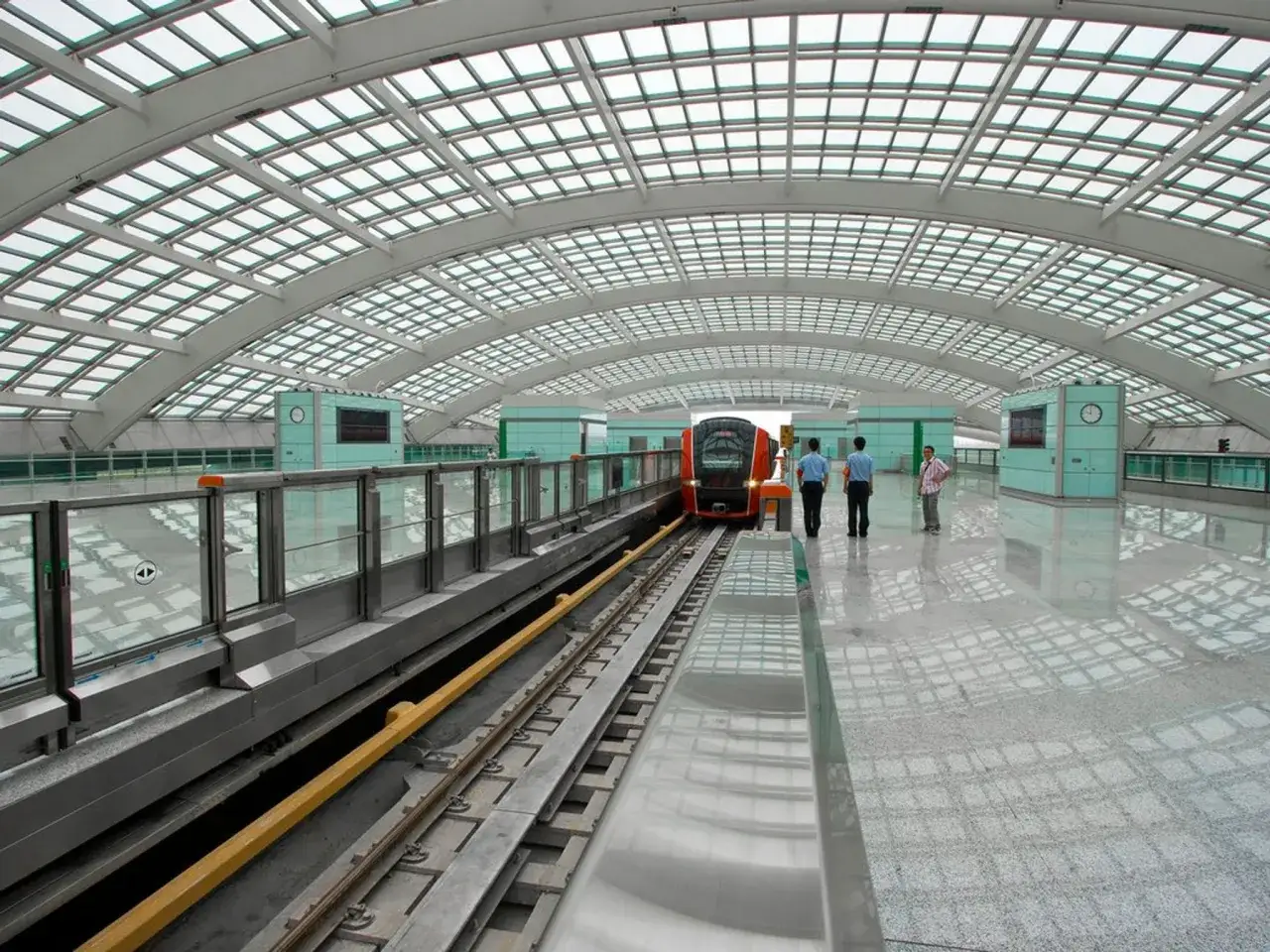 Moderner Bahnhof mit Zug, Glasdach und reflektierendem Boden. Eine gute Eva Air Bewertung wäre hier angebracht.