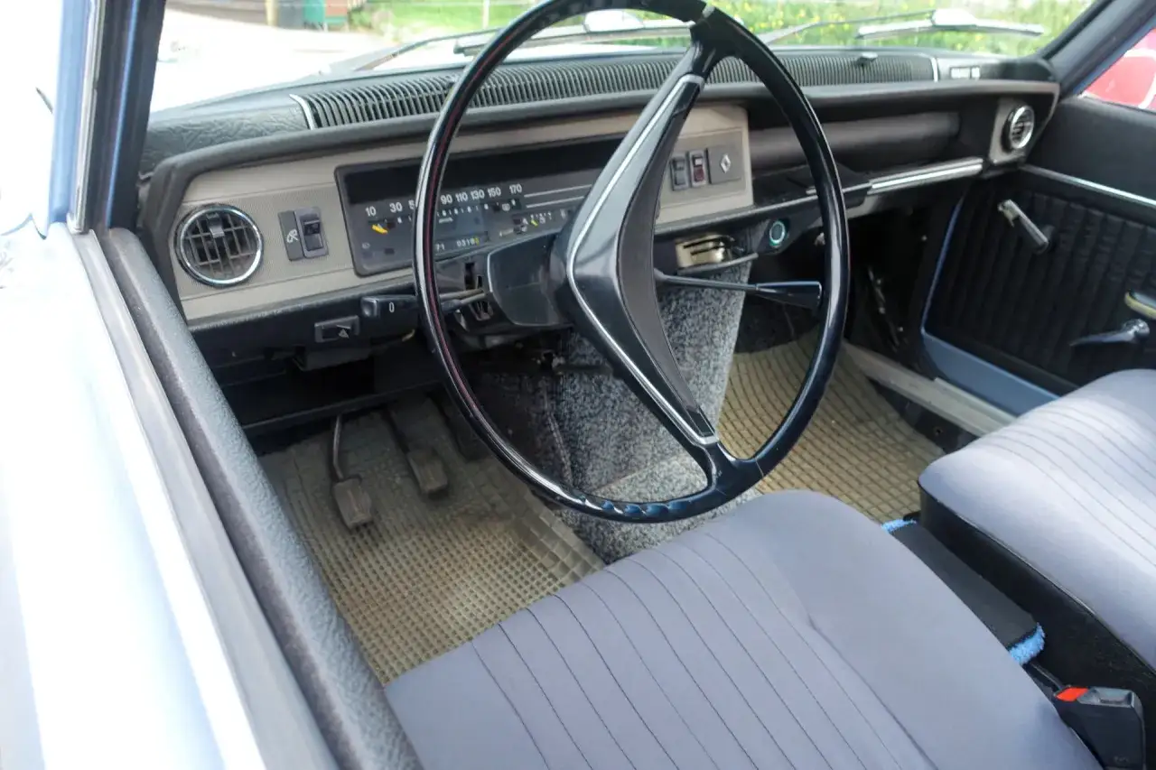 Interiör i en klassisk Renault 16 med ratt, instrumentpanel och säten.