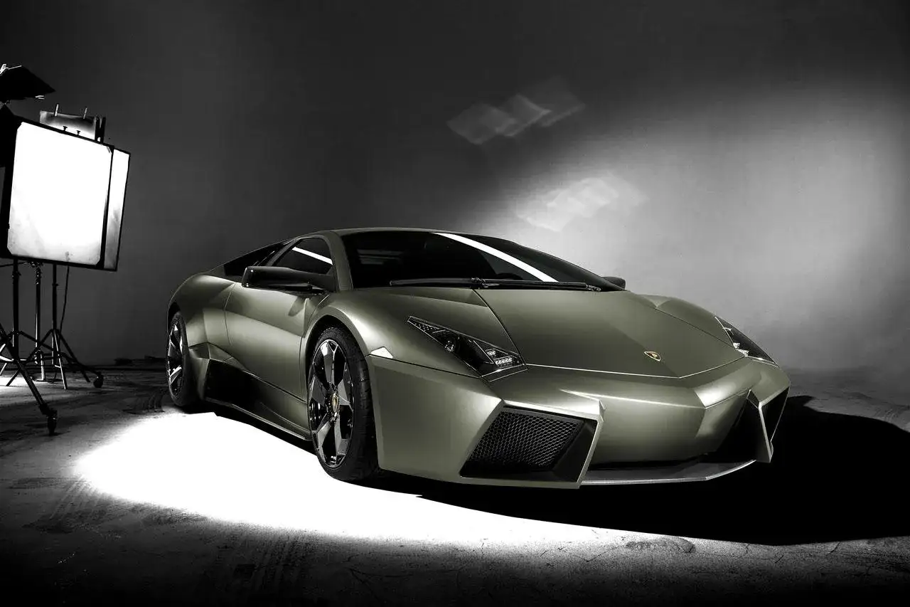 Srebrny Lamborghini Reventon w studio, oświetlony reflektorem.