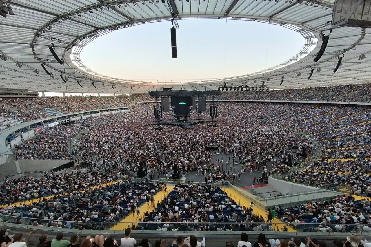 Ogromny tłum na stadionie czeka na koncert Dawida Podsiadło. Bilety na to wydarzenie rozeszły się błyskawicznie, a ich cena była adekwatna do skali widowiska.