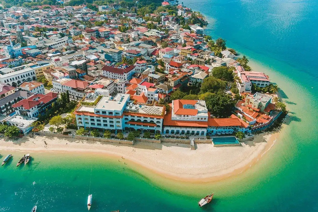 Zanzibar czy warto? Widok z lotu ptaka na kamienne miasto i turkusowe morze. Piękne plaże i zabytkowa architektura zachęcają do odwiedzin.