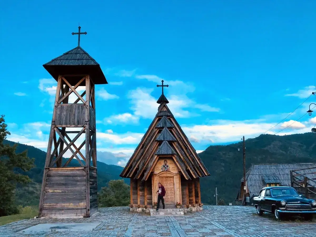Drewniana cerkiew i dzwonnica w górach. Czy Serbia jest bezpieczna dla turystów? Tak, to spokojne miejsce.