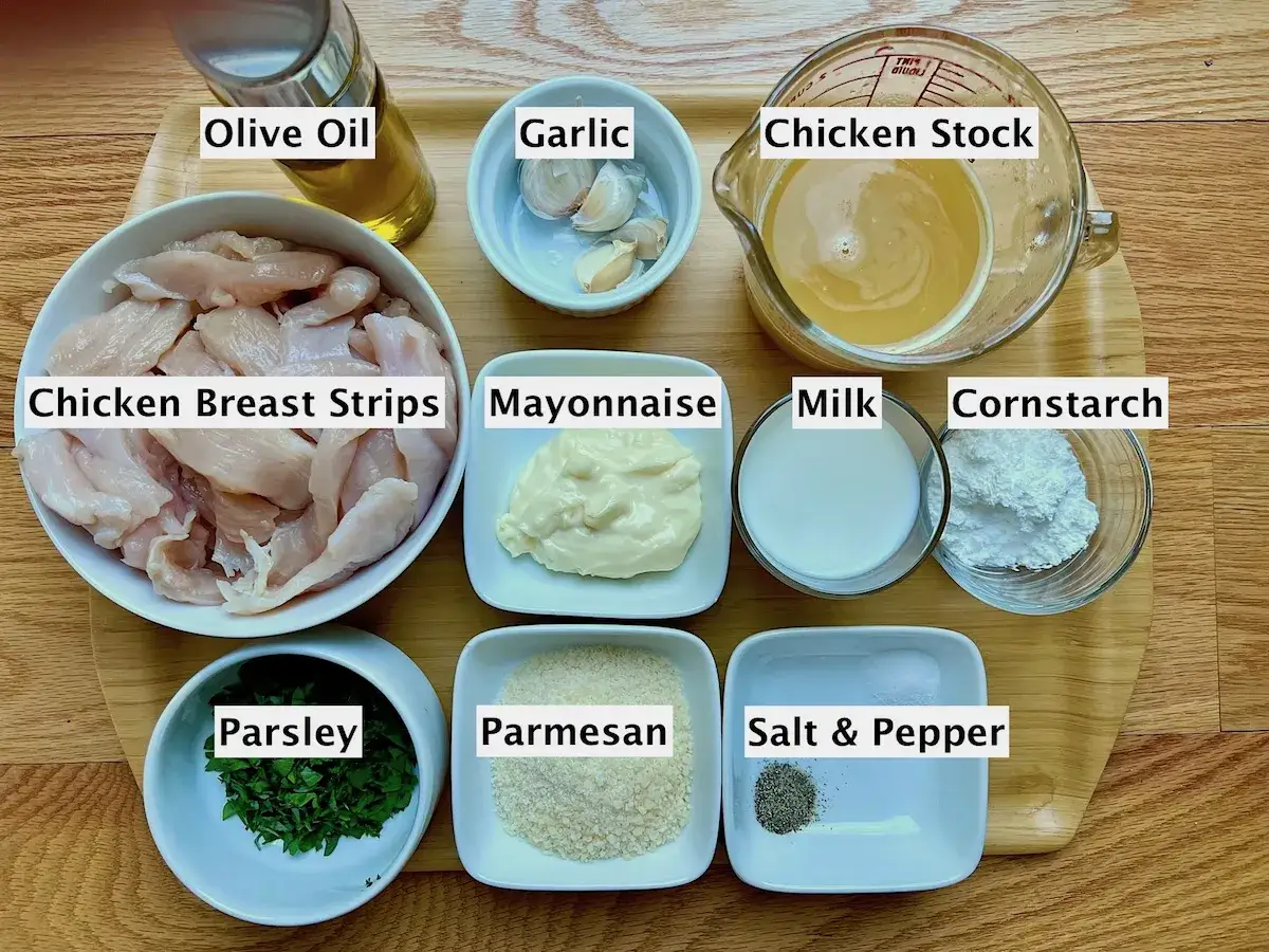 Ingredientes para un delicioso **sauce blanco**: tiras de pechuga de pollo, ajo, caldo de pollo, mayonesa, leche, maicena, perejil, parmesano, sal y pimienta.