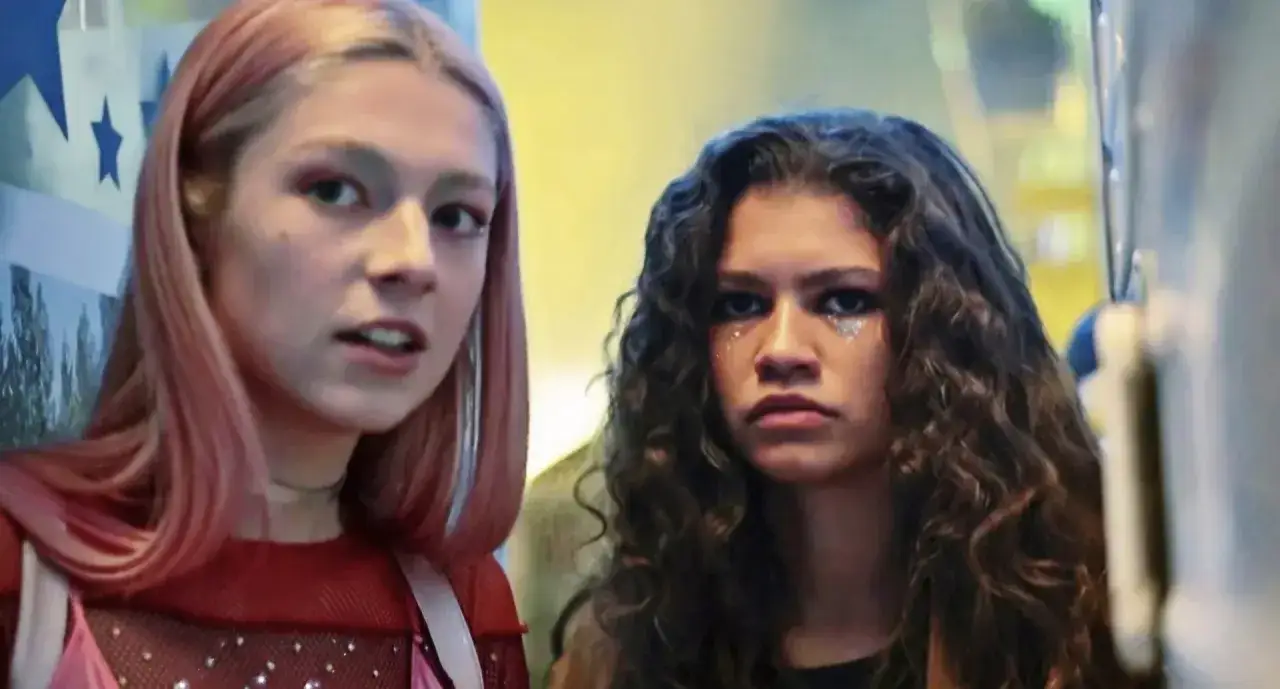 Två unga kvinnor, en med rosa hår och den andra med glittrande ögonmakeup, fångar essensen av vad handlar euphoria om: tonårslivets utmaningar.