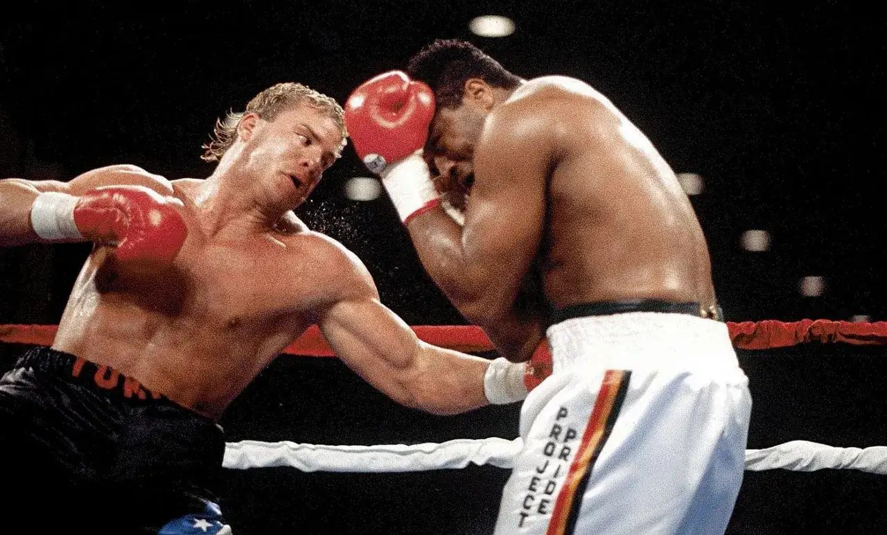 Tommy Morrison landar en kraftfull träff mot sin motståndare i en intensiv boxningsmatch.