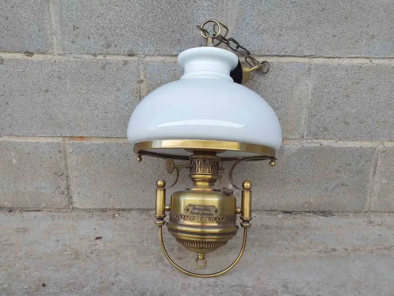Lámpara quinqué de techo, estilo antiguo, con pantalla de cristal blanco y detalles dorados.