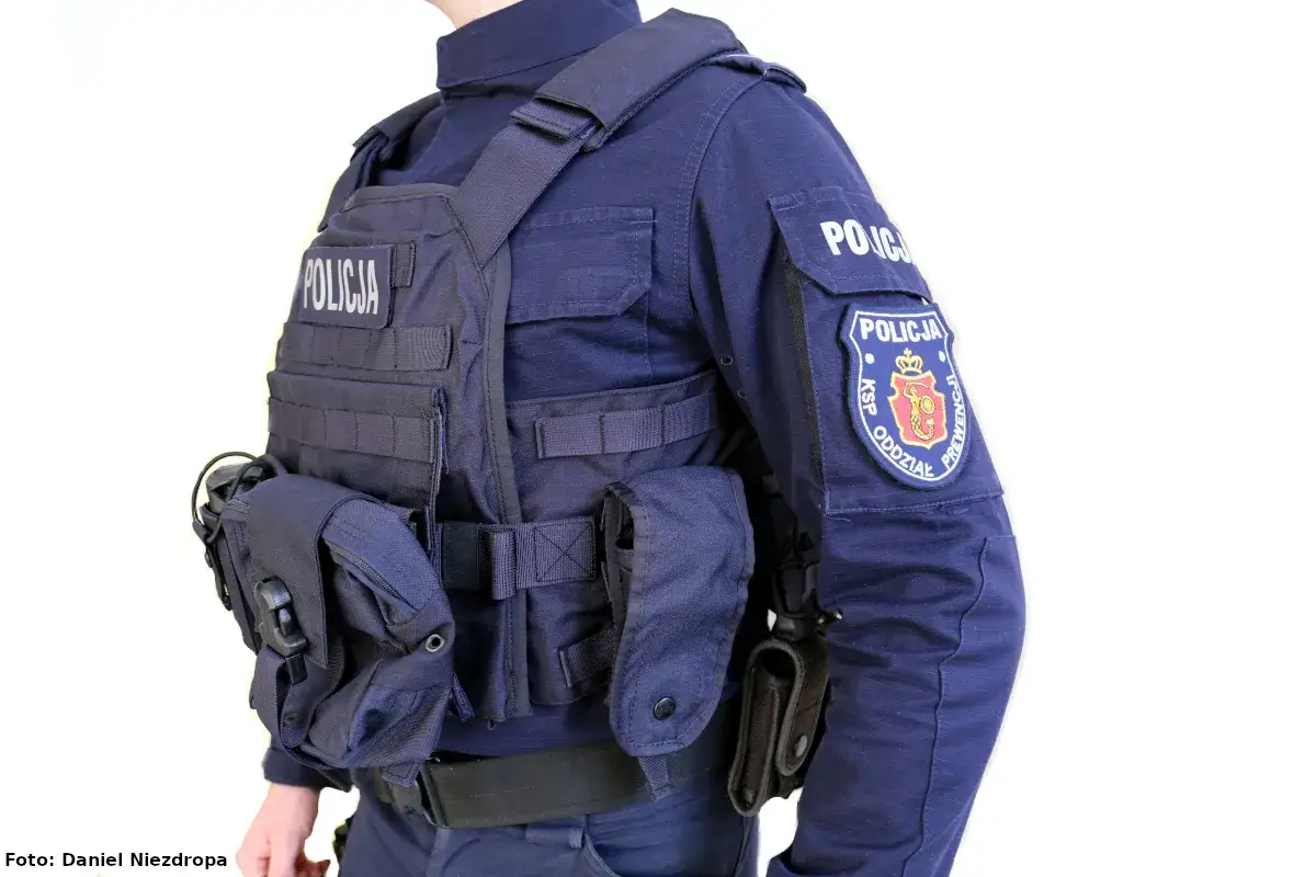 Policyjny plate carrier setup z naszywkami