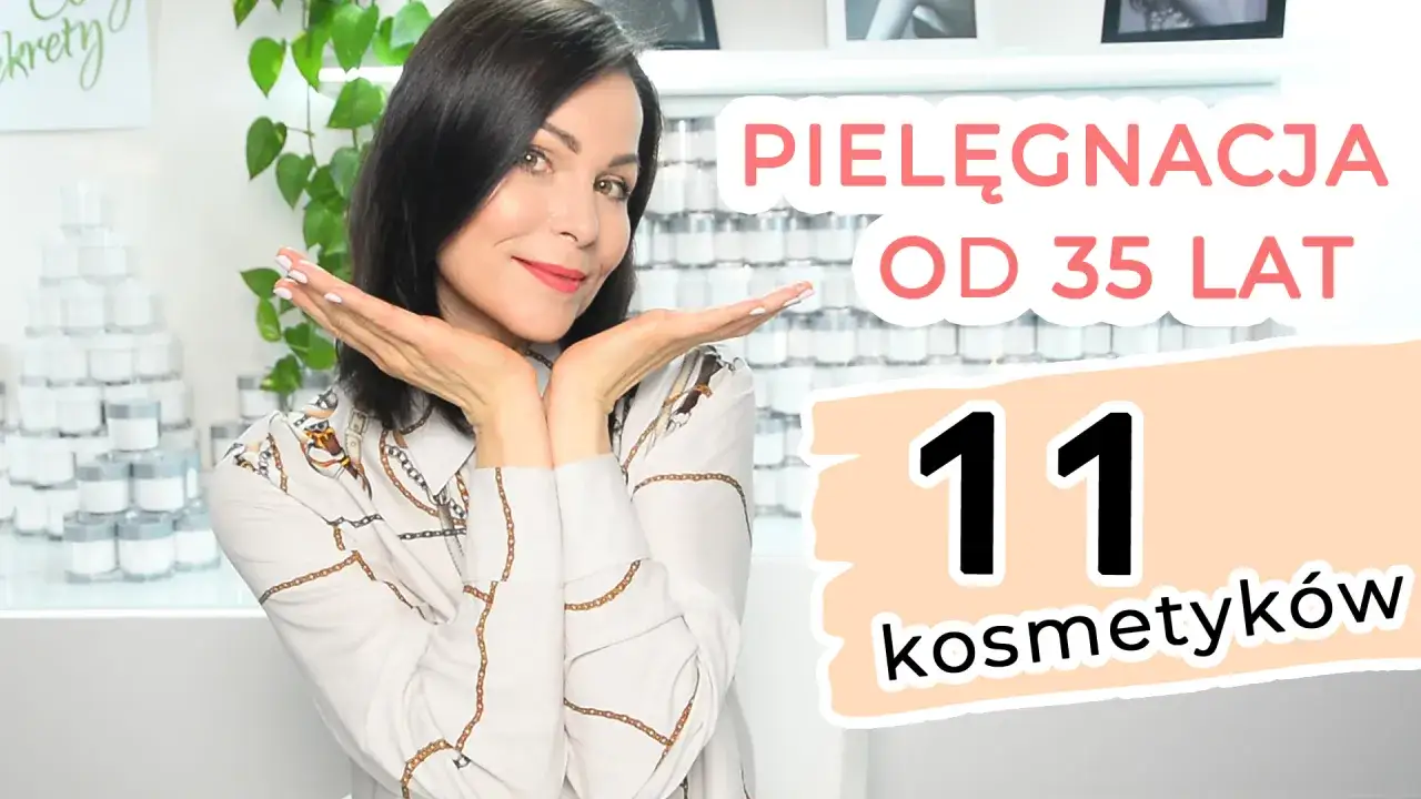 Sekrety pielęgnacji cery po 35 roku życia: 11 kluczowych kosmetyków. Kobieta prezentuje swoje odkrycia.