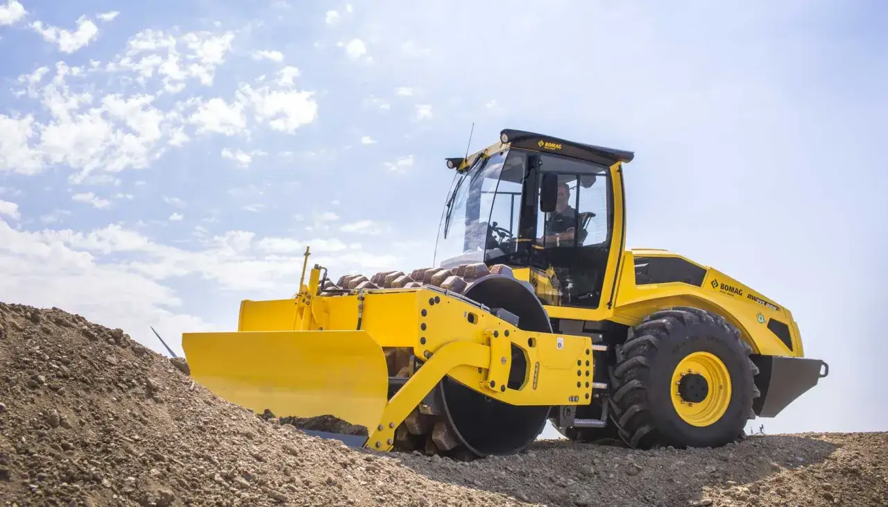 Compactador amarillo trabajando en un terraplén, esencial para el terraplen significado en construcción.