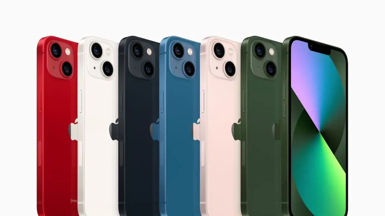 Siedem kolorowych iPhone'ów 13, w tym szary, ustawionych obok siebie.