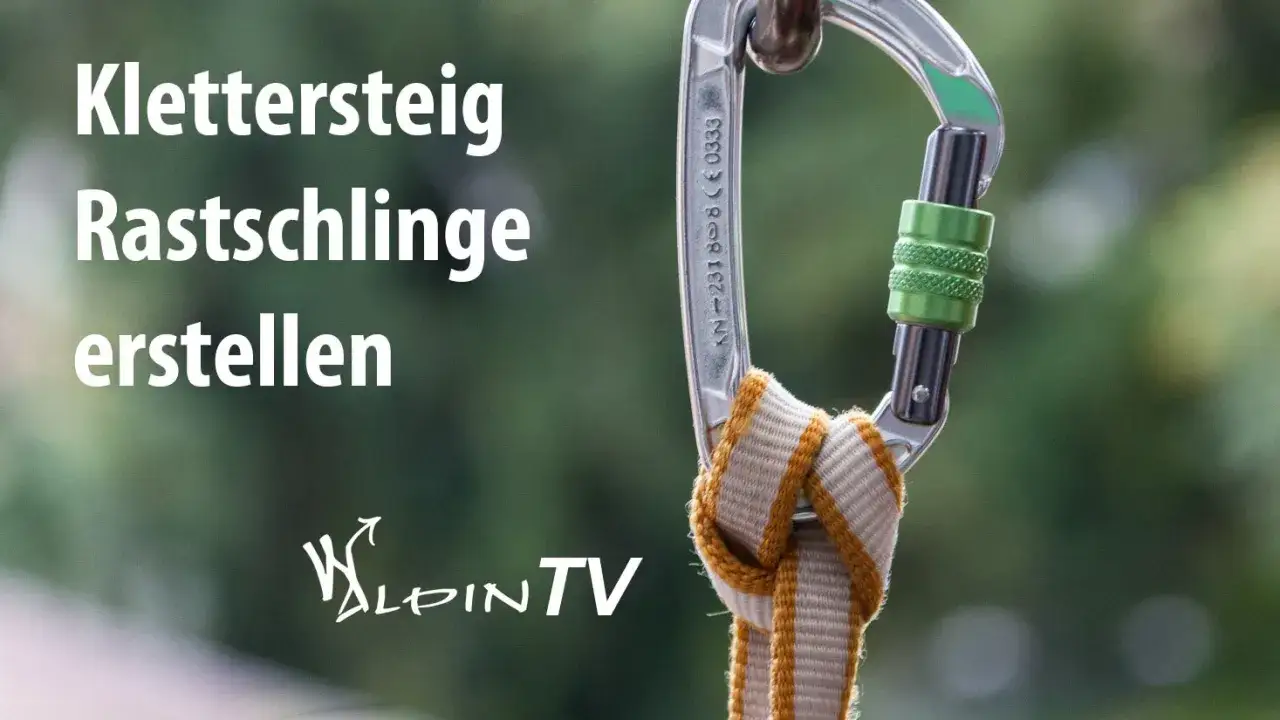 Klettersteig Rastschlinge erstellen: Ein Karabiner mit einer Bandschlinge, bereit für den Einsatz.