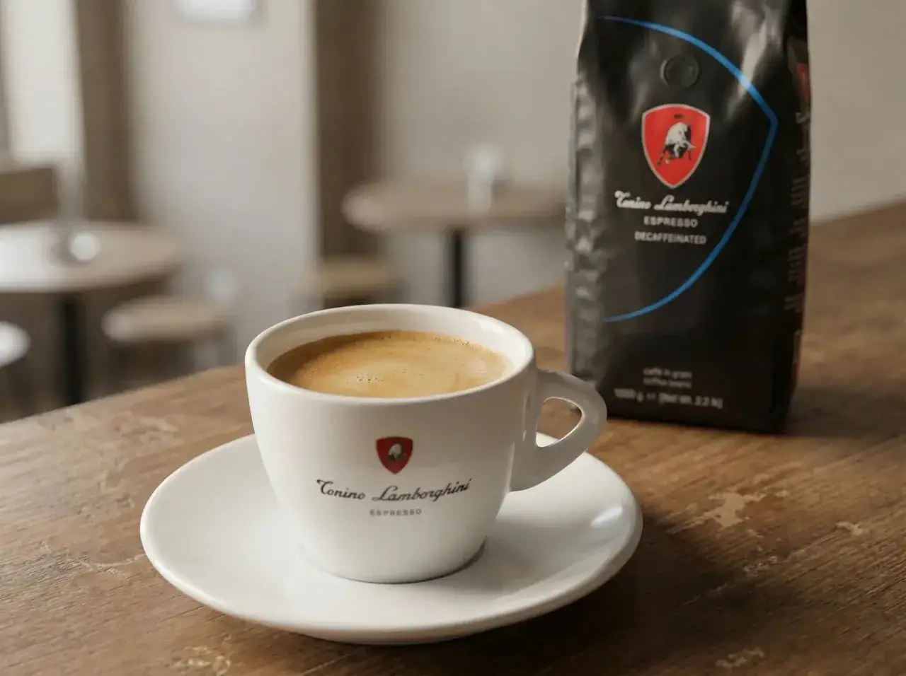 Espresso decaffeinato Tonino Lamborghini w filiżance i paczka kawy. Bez kofeiny, ale z mocnym smakiem.